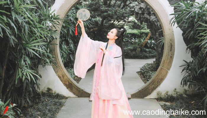 汉服是左襟压右襟还是右襟压左襟 汉服是左襟压右襟吗