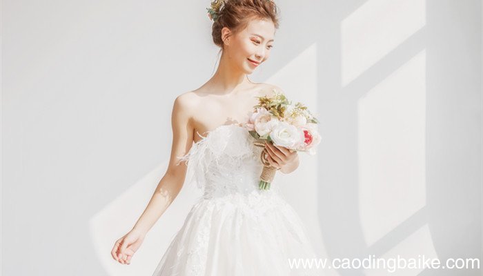 白T恤领口变绿是什么原因 白T恤变绿是为什么