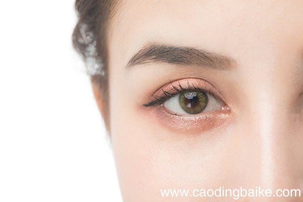 怎么消除眼部皱纹 消除眼部皱纹的方法