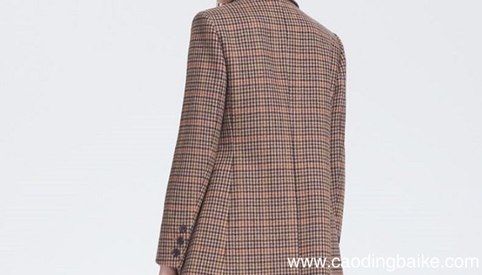 黑色针织连衣裙怎么搭配外套 黑色针织长裙怎么搭配