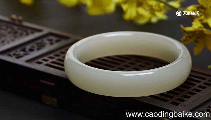 独龙玉和翡翠的区别 独龙玉和翡翠的区别是什么