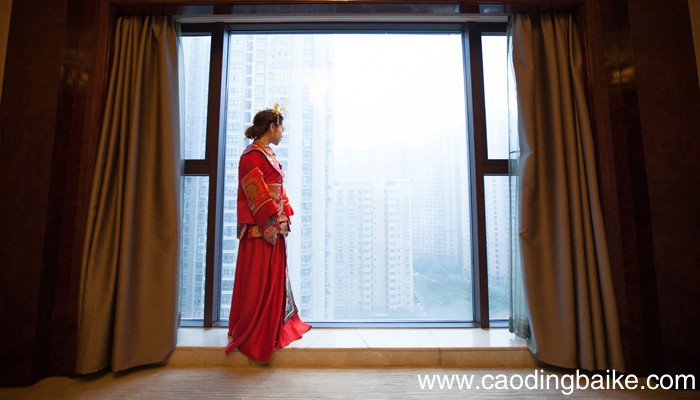 凤冠霞帔和秀禾服的区别 凤冠霞帔和秀禾服的区别是什么