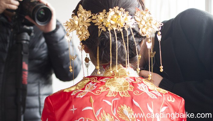 凤冠霞帔和秀禾服的区别 凤冠霞帔和秀禾服的区别是什么