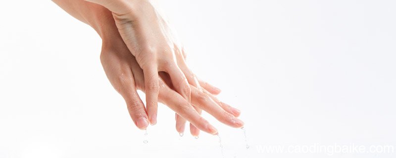 指甲缝里黑泥清理技巧指甲缝中的黑泥如何清理