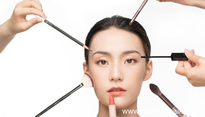 如何化妆更自然 怎样化妆更自然服帖