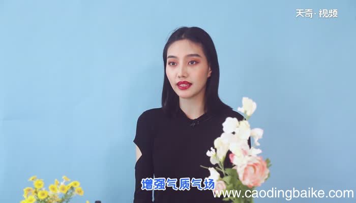 灰色裤子配什么上衣 灰色裤子的搭配方法
