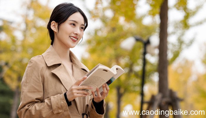 风衣是参照什么服装做出来的 风衣是什么衣服