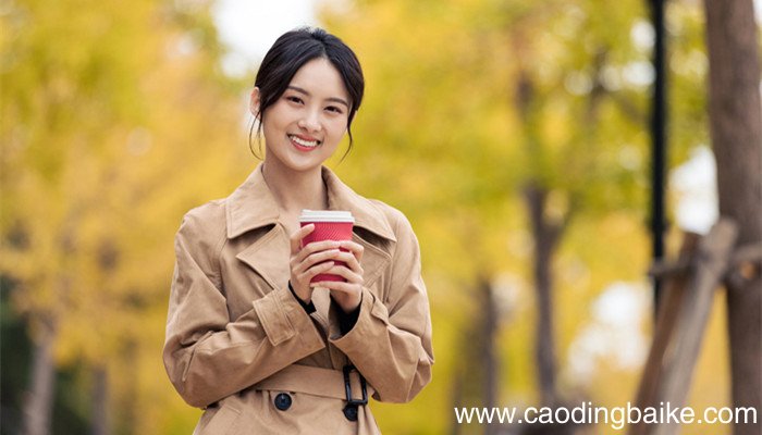 风衣是参照什么服装做出来的 风衣是什么衣服