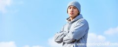 黑色连帽卫衣下面配什么裤子 黑色连帽卫衣下面可以配什么裤子