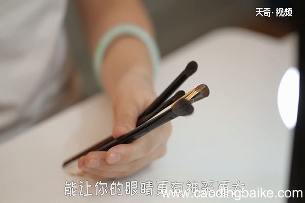 如何画眼影