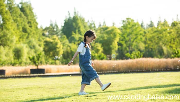 少年没有乌托邦心向远方自明朗什么意思 少年没有乌托邦 心向远方自明朗是啥意思