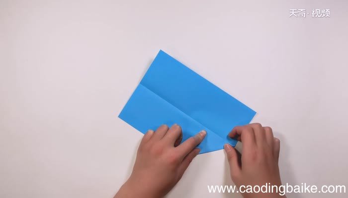 简单的纸飞机折法 纸飞机怎么折