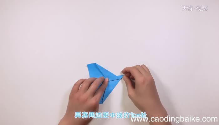 简单的纸飞机折法 纸飞机怎么折