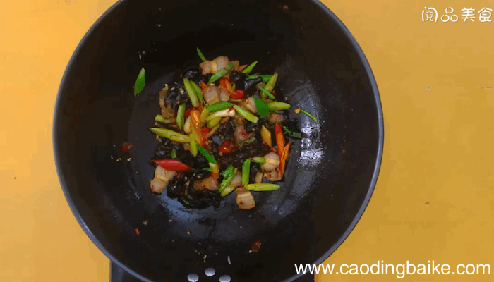 木耳青蒜回锅肉的做法，木耳青蒜回锅肉怎么做