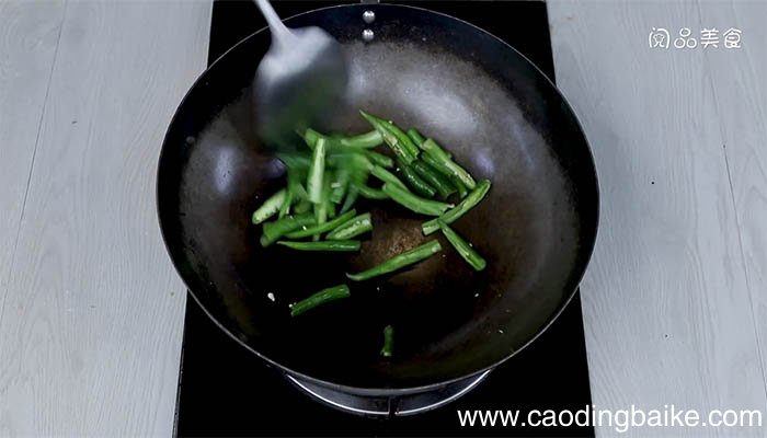 尖椒炒鸡腿的做法 如何做尖椒炒鸡腿