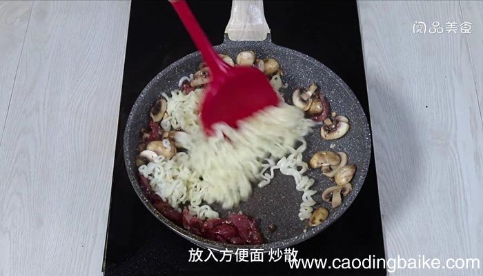 蘑菇香肠炒面 蘑菇香肠炒面的做法