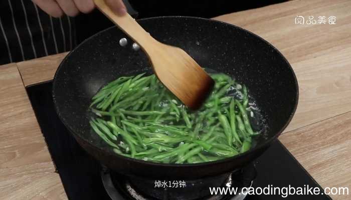 胡萝卜炒刀豆 胡萝卜炒刀豆的做法。