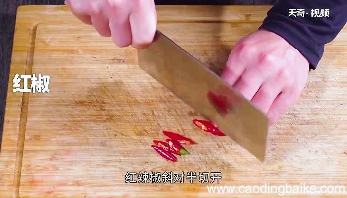 小鱼焖豆腐怎么做 小鱼焖豆腐的做法