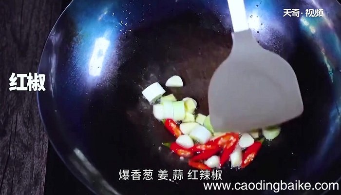 小鱼焖豆腐怎么做 小鱼焖豆腐的做法