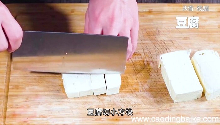 小鱼焖豆腐怎么做 小鱼焖豆腐的做法