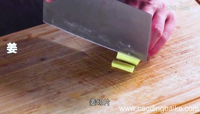 小鱼焖豆腐怎么做 小鱼焖豆腐的做法