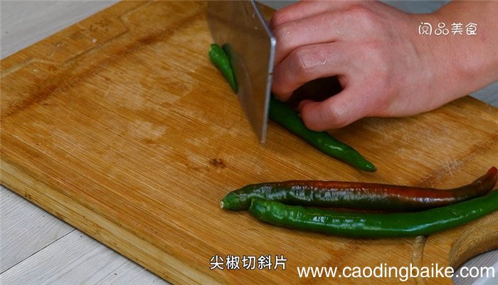 辣椒炒红肠鸡蛋的做法 辣椒炒红肠鸡蛋怎么做
