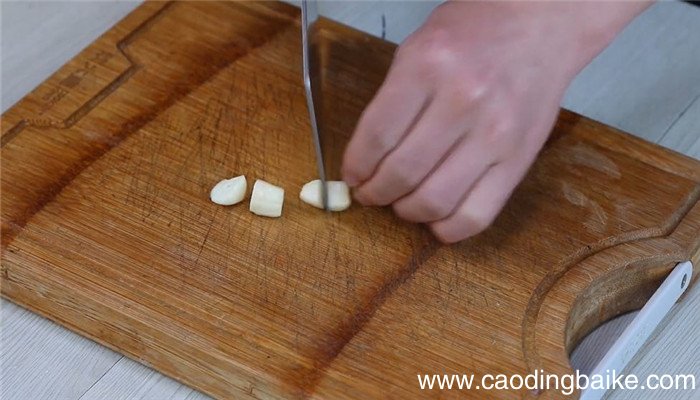 辣子鸡炒藕丁怎么做 辣子鸡炒藕丁的做法