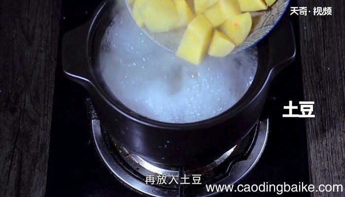土豆木耳排骨汤的做法 土豆木耳排骨汤怎么做