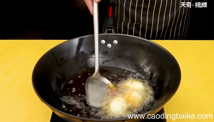 虎皮蛋焖红烧肉的做法 虎皮蛋焖红烧肉怎么做