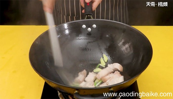 虎皮蛋焖红烧肉的做法 虎皮蛋焖红烧肉怎么做