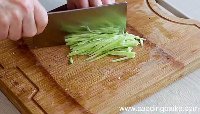 红油拌鸡丝的做法 红油拌鸡丝怎么做