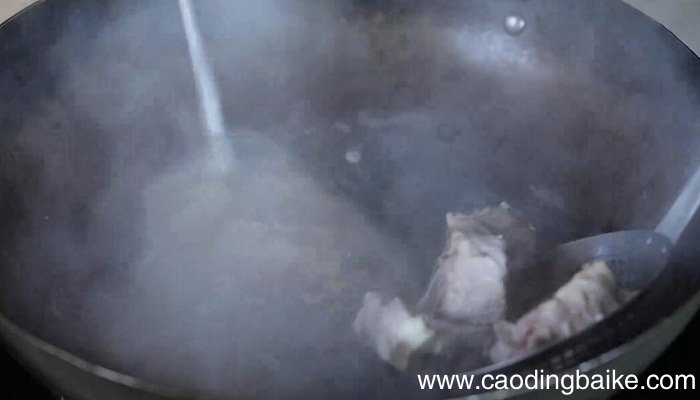 白萝卜脊骨煲汤的家常做法 白萝卜脊骨煲汤的做法