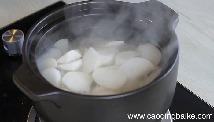 白萝卜脊骨煲汤的家常做法 白萝卜脊骨煲汤的做法