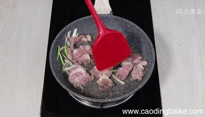 牛腩炒灯笼椒的做法 牛腩炒灯笼椒