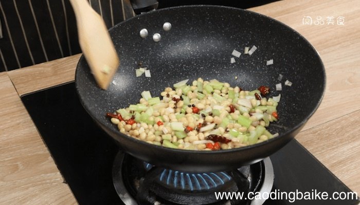芹菜炒黄豆怎么做 芹菜炒黄豆怎么做好吃