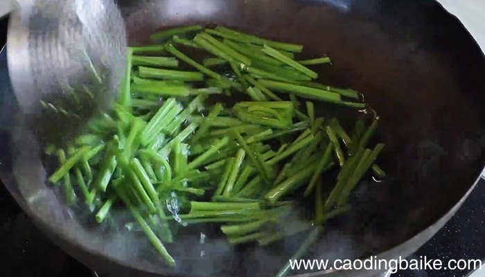 菠菜杆炒鸡蛋的做法 菠菜杆炒鸡蛋怎么做好吃