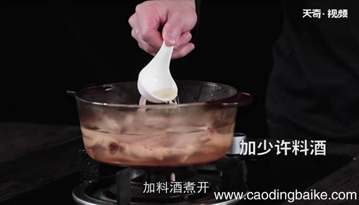 鸡爪煲莲藕怎么做 鸡爪煲莲藕
