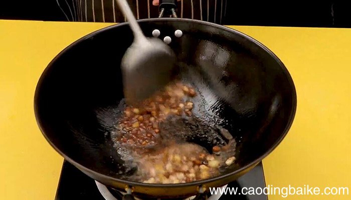 豆角五花肉焖饭步骤 豆角五花肉焖饭在怎么做