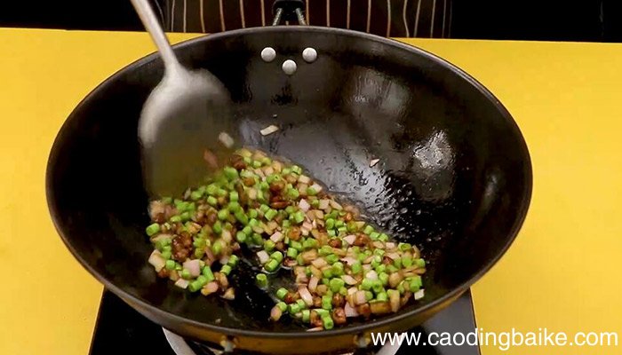 豆角五花肉焖饭步骤 豆角五花肉焖饭在怎么做