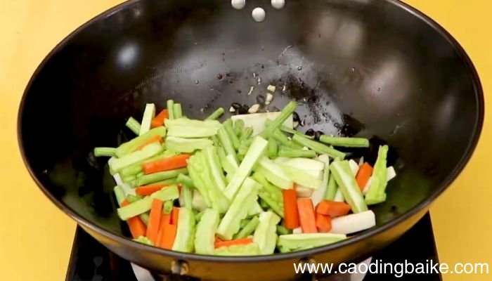茄子豆角苦瓜怎么炒 茄子豆角苦瓜的做法