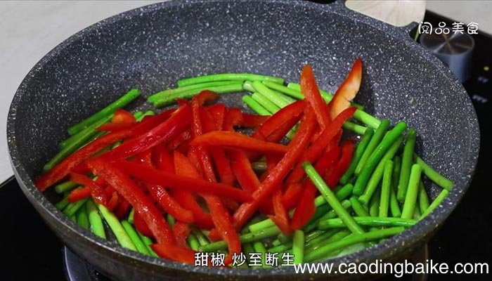 甜椒炒蒜苔的做法 甜椒炒蒜苔