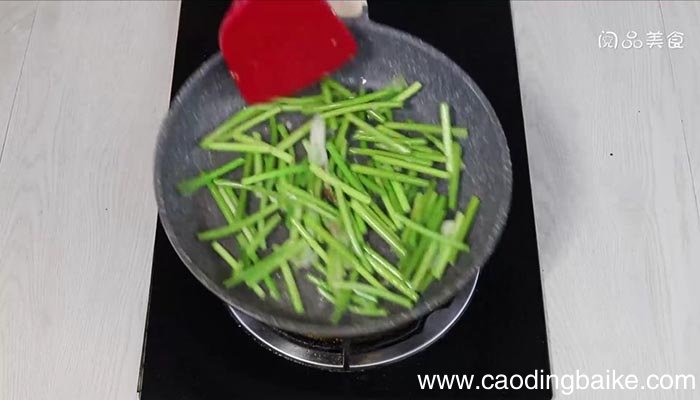 甜椒炒蒜苔的做法 甜椒炒蒜苔
