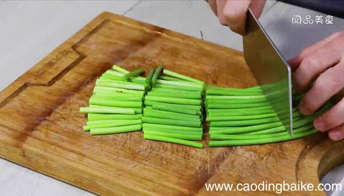 甜椒炒蒜苔的做法 甜椒炒蒜苔