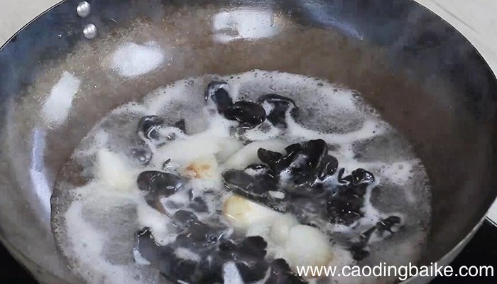 黑白炒鸡丁详细做法 黑白炒鸡丁怎么做