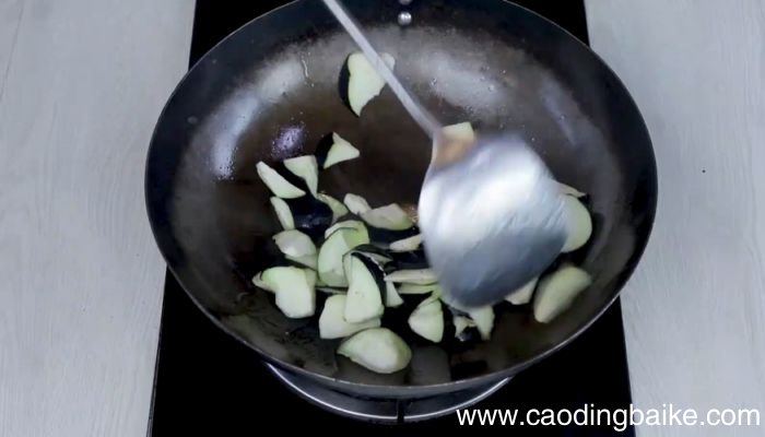 西红柿尖椒炒茄子的做法 西红柿尖椒炒茄子怎么做