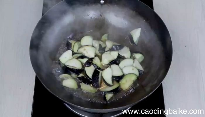 西红柿尖椒炒茄子的做法 西红柿尖椒炒茄子怎么做