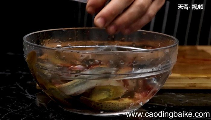 手撕泥鳅鱼的做法 手撕泥鳅鱼怎么做