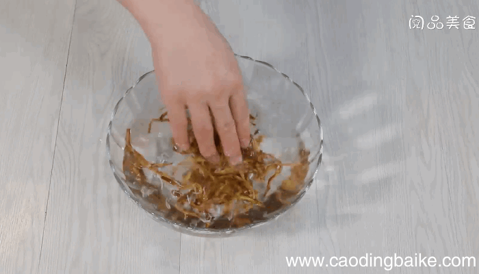 黄花菜香菇豆腐汤的做法，黄花菜香菇豆腐汤怎么做