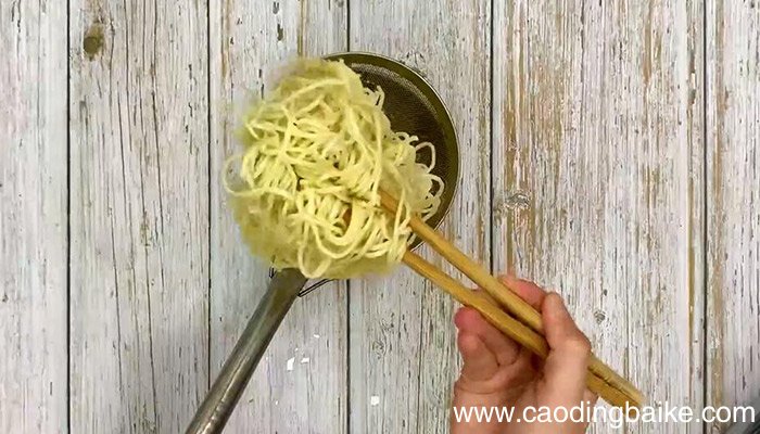 豆角蒸面条三不粘的做法 豆角蒸面条三不沾怎么做
