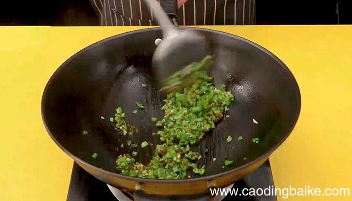 豆豉辣椒炒蛋饼做法 豆豉辣椒炒蛋饼怎么做